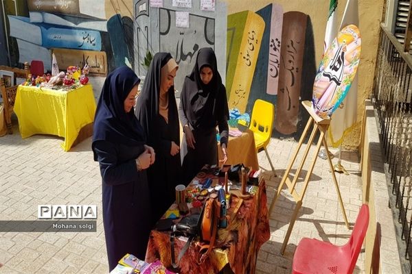 برپایی غرفه‌های فروش دست سازه‌های دانش‌آموزان مدرسه مهلا ملارد