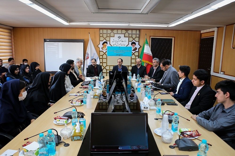 نشست نمایندگان منتخب دانش‌آموزان با معاون آموزش متوسطه وزارت آموزش و پرورش