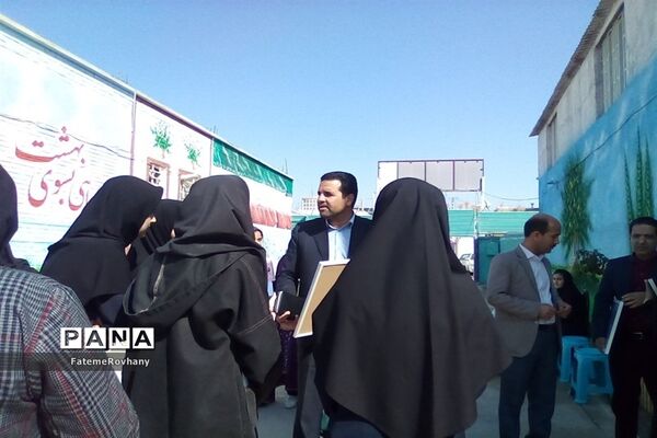 بازدید مدیر آموزش و پرورش خلیل‌آباد از بازارچه کار و فناوری دبیرستان پاکدل