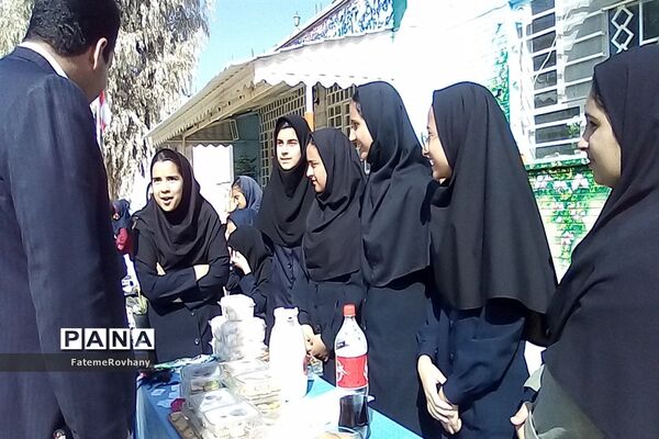 بازدید مدیر آموزش و پرورش خلیل‌آباد از بازارچه کار و فناوری دبیرستان پاکدل