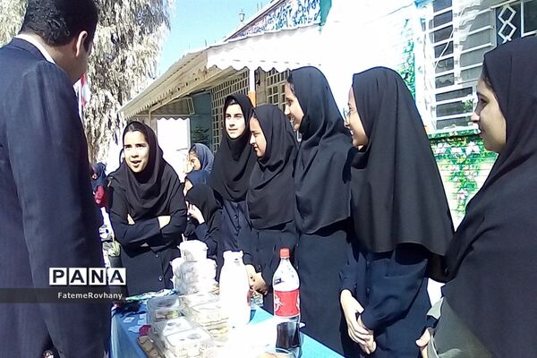 بازدید مدیر آموزش و پرورش خلیل‌آباد از بازارچه کار و فناوری دبیرستان پاکدل