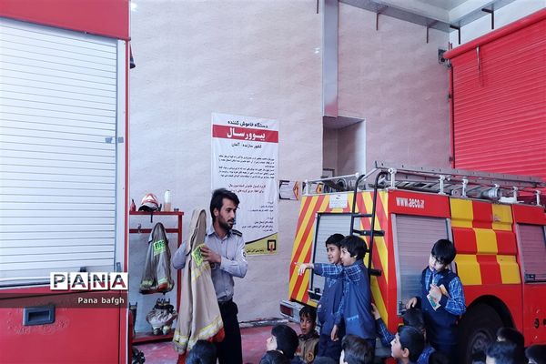 بازدید دانش‌آموزان مدرسه شاهد غدیر بافق از مرکز آتش نشانی