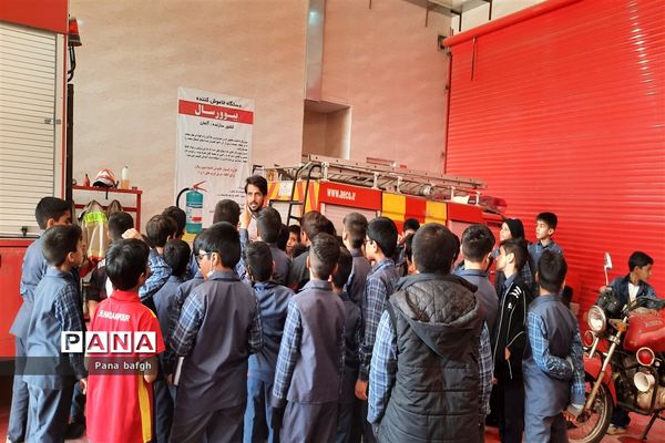 بازدید دانش‌آموزان مدرسه شاهد غدیر بافق از مرکز آتش نشانی