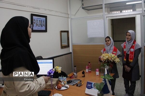 اهدای گل به مسئولان اداره‌کل آموزش و پرورش شهرستان‌های تهران در آغاز هفته امور تربیتی