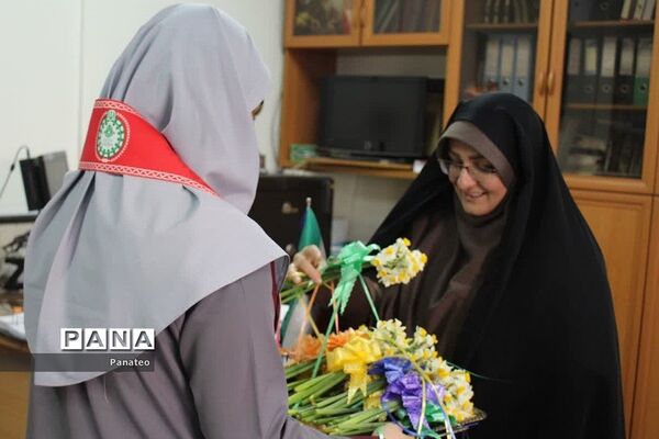 اهدای گل به مسئولان اداره‌کل آموزش و پرورش شهرستان‌های تهران در آغاز هفته امور تربیتی