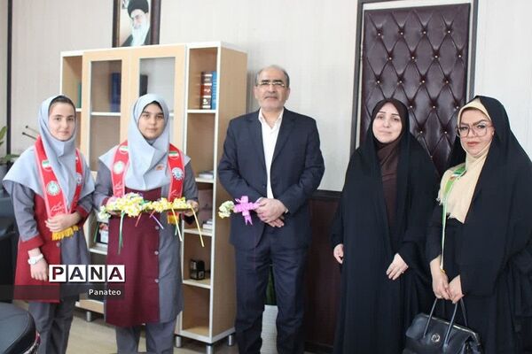 اهدای گل به مسئولان اداره‌کل آموزش و پرورش شهرستان‌های تهران در آغاز هفته امور تربیتی