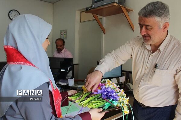 اهدای گل به مسئولان اداره‌کل آموزش و پرورش شهرستان‌های تهران در آغاز هفته امور تربیتی