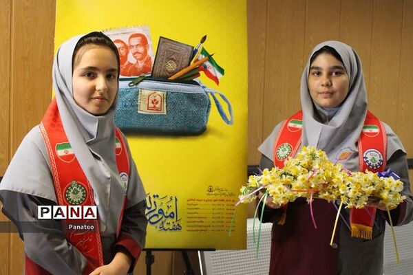 اهدای گل به مسئولان اداره‌کل آموزش و پرورش شهرستان‌های تهران در آغاز هفته امور تربیتی