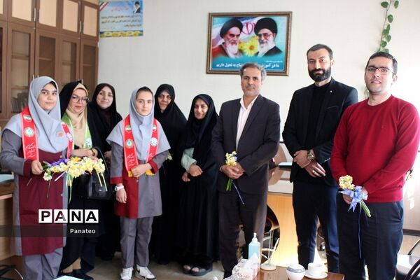 اهدای گل به مسئولان اداره‌کل آموزش و پرورش شهرستان‌های تهران در آغاز هفته امور تربیتی