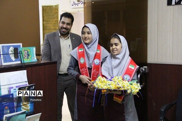 اهدای گل به مسئولان اداره‌کل آموزش و پرورش شهرستان‌های تهران در آغاز هفته امور تربیتی