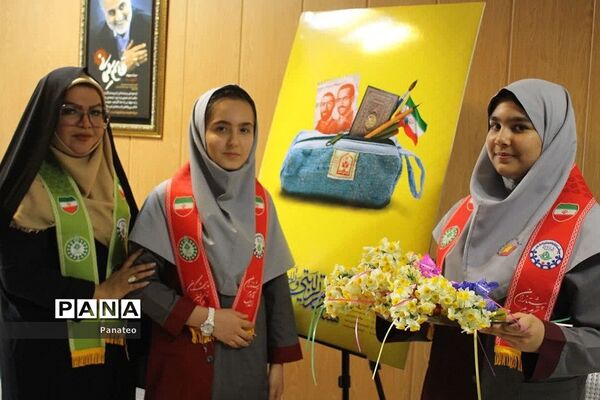اهدای گل به مسئولان اداره‌کل آموزش و پرورش شهرستان‌های تهران در آغاز هفته امور تربیتی