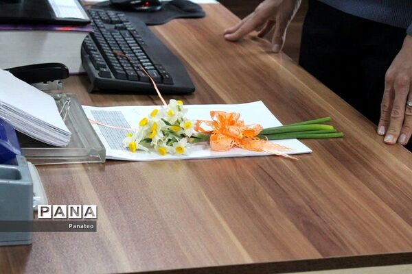 اهدای گل به مسئولان اداره‌کل آموزش و پرورش شهرستان‌های تهران در آغاز هفته امور تربیتی