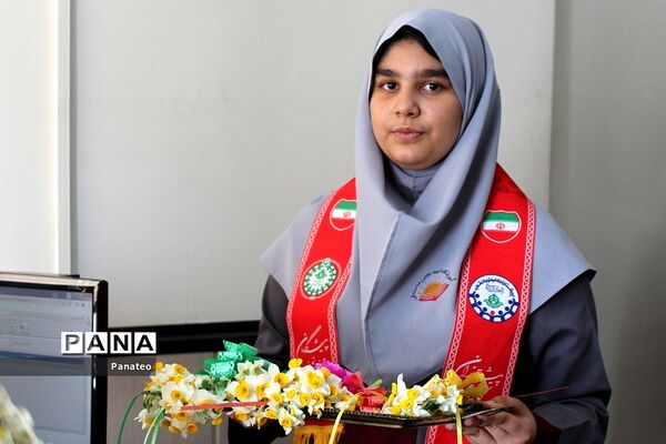 اهدای گل به مسئولان اداره‌کل آموزش و پرورش شهرستان‌های تهران در آغاز هفته امور تربیتی