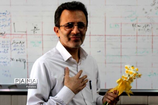 اهدای گل به مسئولان اداره‌کل آموزش و پرورش شهرستان‌های تهران در آغاز هفته امور تربیتی