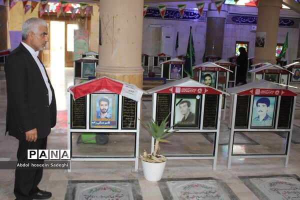 عطر افشانی قبور مطهره شهدا در بوشهر