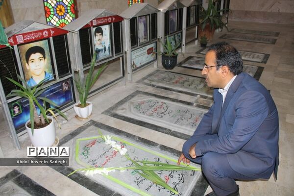 عطر افشانی قبور مطهره شهدا در بوشهر
