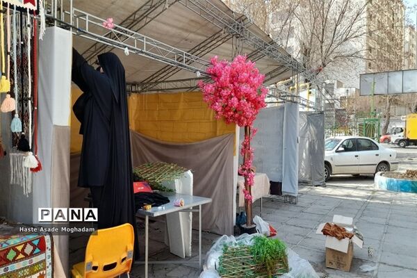 آماده‌سازی غرفه دستاوردهای دانش‌آموزان کانون‌ شهدای‌ ملارد در جشنواره صنایع‌دستی شهرستان‌های استان تهران در شهر ری