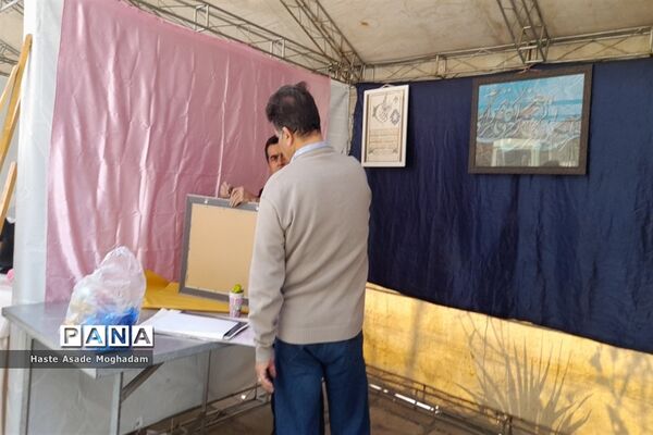 آماده‌سازی غرفه دستاوردهای دانش‌آموزان کانون‌ شهدای‌ ملارد در جشنواره صنایع‌دستی شهرستان‌های استان تهران در شهر ری