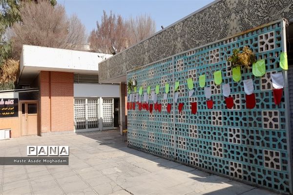 آماده‌سازی غرفه دستاوردهای دانش‌آموزان کانون‌ شهدای‌ ملارد در جشنواره صنایع‌دستی شهرستان‌های استان تهران در شهر ری