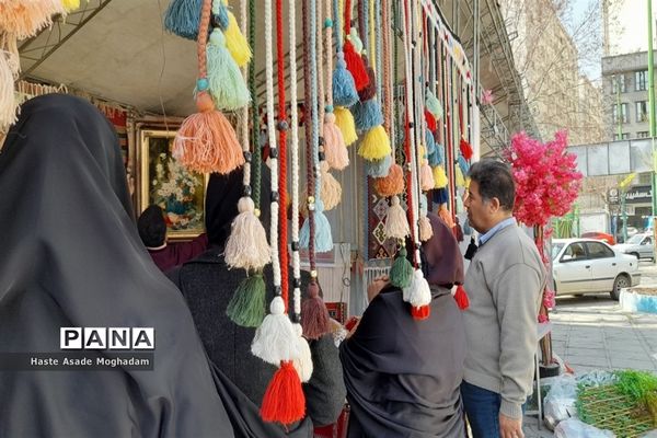 آماده‌سازی غرفه دستاوردهای دانش‌آموزان کانون‌ شهدای‌ ملارد در جشنواره صنایع‌دستی شهرستان‌های استان تهران در شهر ری