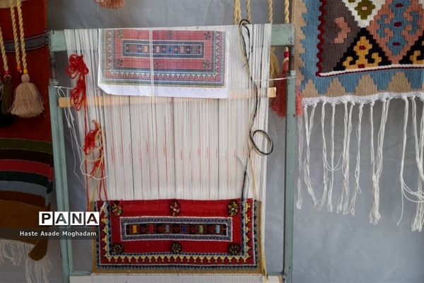 آماده‌سازی غرفه دستاوردهای دانش‌آموزان کانون‌ شهدای‌ ملارد در جشنواره صنایع‌دستی شهرستان‌های استان تهران در شهر ری