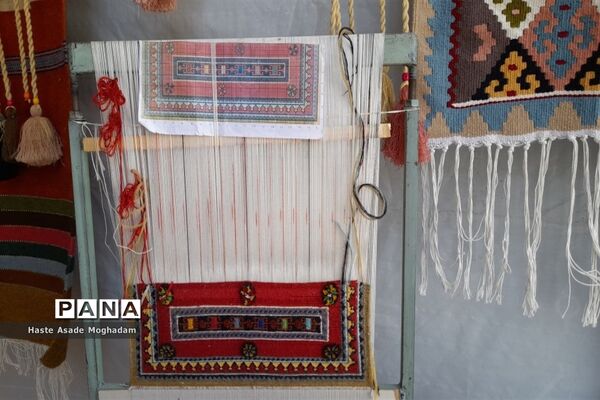 آماده‌سازی غرفه دستاوردهای دانش‌آموزان کانون‌ شهدای‌ ملارد در جشنواره صنایع‌دستی شهرستان‌های استان تهران در شهر ری