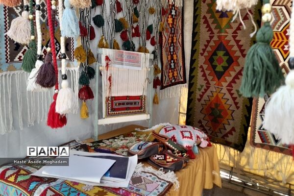 آماده‌سازی غرفه دستاوردهای دانش‌آموزان کانون‌ شهدای‌ ملارد در جشنواره صنایع‌دستی شهرستان‌های استان تهران در شهر ری