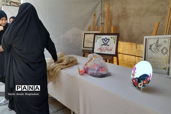 آماده‌سازی غرفه دستاوردهای دانش‌آموزان کانون‌ شهدای‌ ملارد در جشنواره صنایع‌دستی شهرستان‌های استان تهران در شهر ری