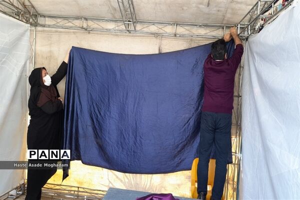 آماده‌سازی غرفه دستاوردهای دانش‌آموزان کانون‌ شهدای‌ ملارد در جشنواره صنایع‌دستی شهرستان‌های استان تهران در شهر ری