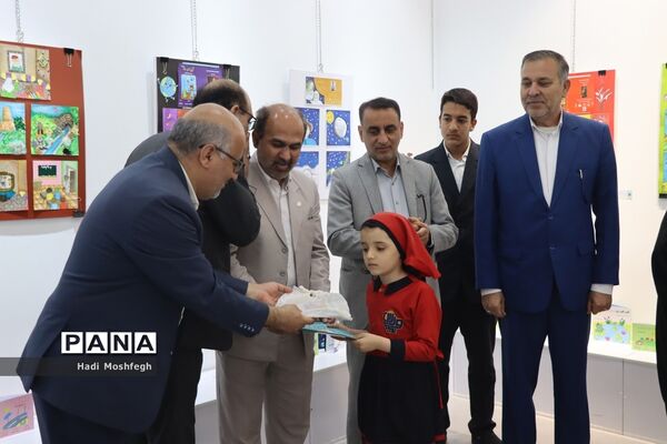 برپایی گالری نقاشی روزن عشق  در نگارخانه ایمان و اندیشه آموزش و پرورش استان فارس