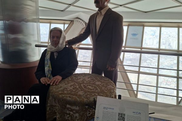 بازدید پرشور دختران دبیرستان قیام و بعثت‌۲ از بلندترین نماد پایتخت