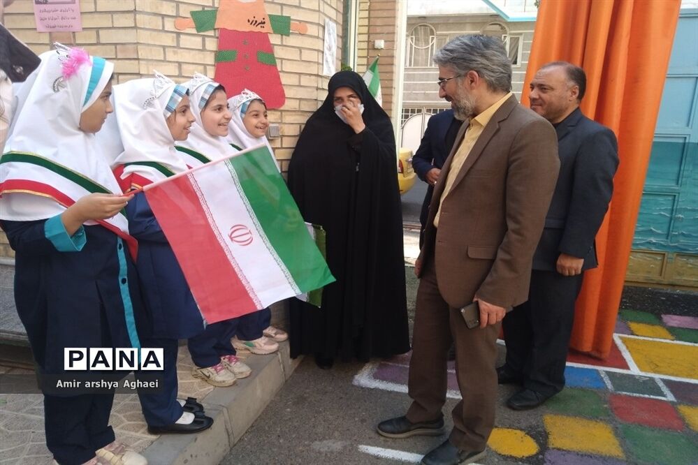 جشن شکوفه‌ها در دبستان فیروزه منطقه ۱۳