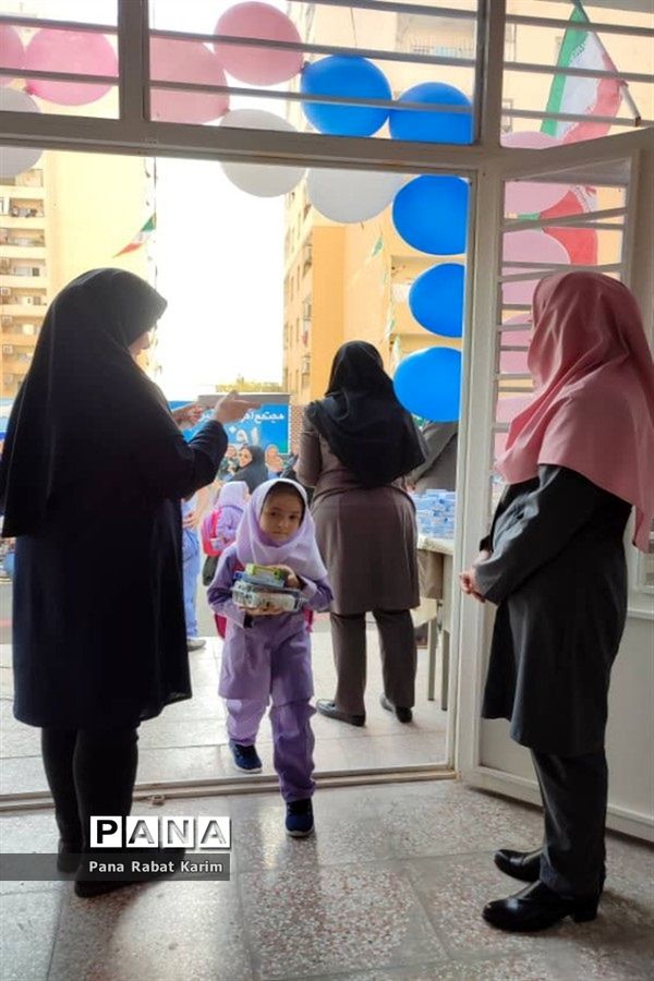 جشن شکوفه‌ها در آموزشگاه افق پرند