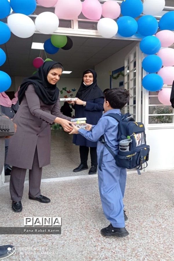 جشن شکوفه‌ها در آموزشگاه افق پرند