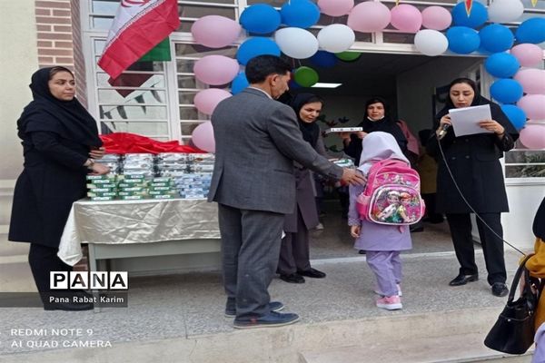 جشن شکوفه‌ها در آموزشگاه افق پرند