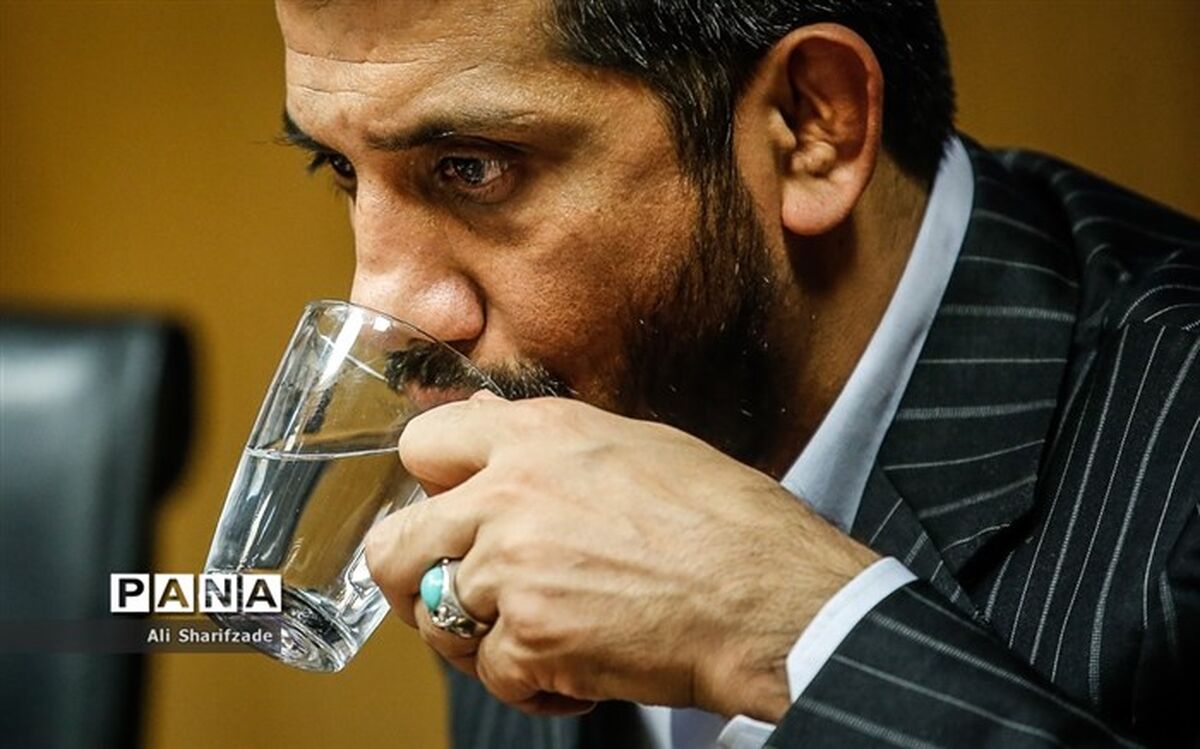 دبیر: استعفا بده نیستم