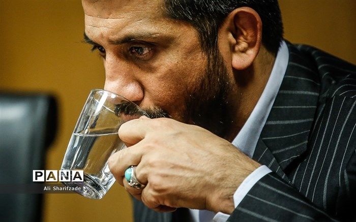 دبیر: استعفا بده نیستم