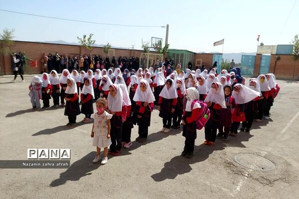 برگزاری جشن شکوفه‌ها در دبستان حضرت زینب(س) رودهن