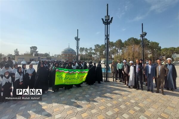 صبحگاه مشترک در اولین روز از هفته دفاع مقدس در نایین