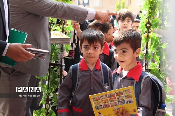 جشن شکوفه‌ها ویژه دانش‌آموزان اول ابتدایی در زنجان