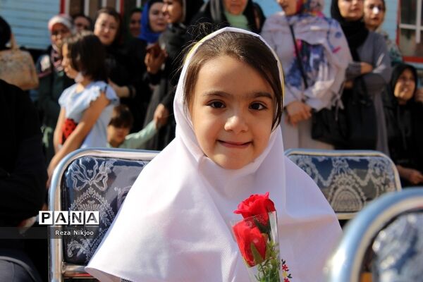 شکوفه‌های حسینی بهارستان در اولین روز از سال تحصیلی