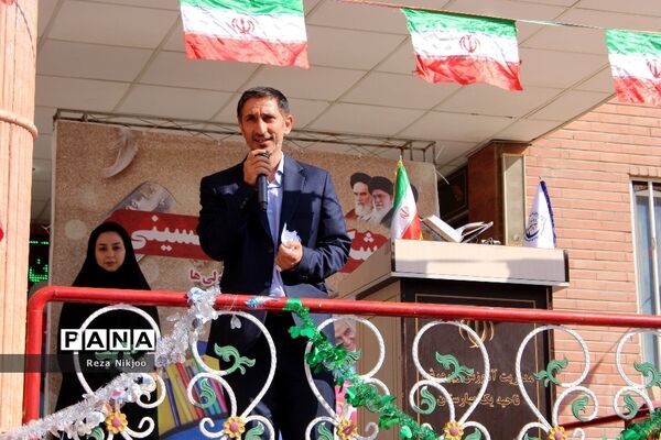 شکوفه‌های حسینی بهارستان در اولین روز از سال تحصیلی