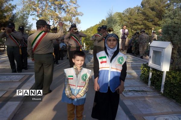 مراسم غبارروبی مزار شهدا در اولین روز هفته دفاع مقدس