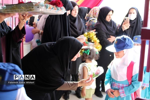 نواختن زنگ بهار علم و تربیت در مدارس استان سمنان