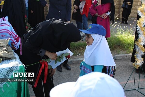 نواختن زنگ بهار علم و تربیت در مدارس استان سمنان