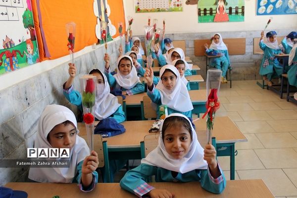 نواختن زنگ بهار علم و تربیت در مدارس استان سمنان