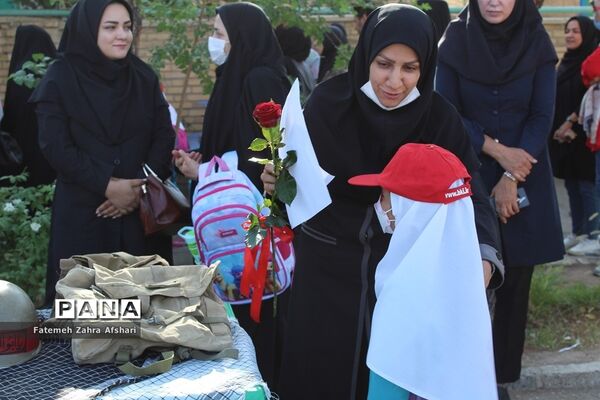 نواختن زنگ بهار علم و تربیت در مدارس استان سمنان