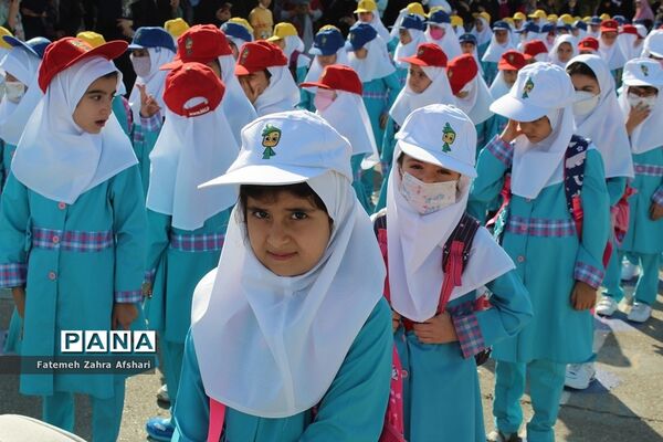 نواختن زنگ بهار علم و تربیت در مدارس استان سمنان