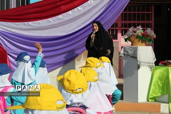 نواختن زنگ بهار علم و تربیت در مدارس استان سمنان