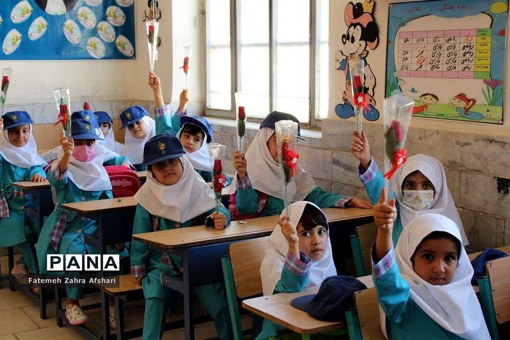 نواختن زنگ بهار علم و تربیت در مدارس استان سمنان